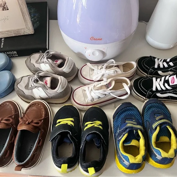 Assorted toddler size 6 shoes - Picture 2 of 8